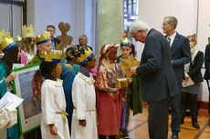 Naumburger Sternsinger zu Besuch beim Hessischen Ministerpräsidenten Volker Bouffier (Foto: Karl-Franz Thiede)